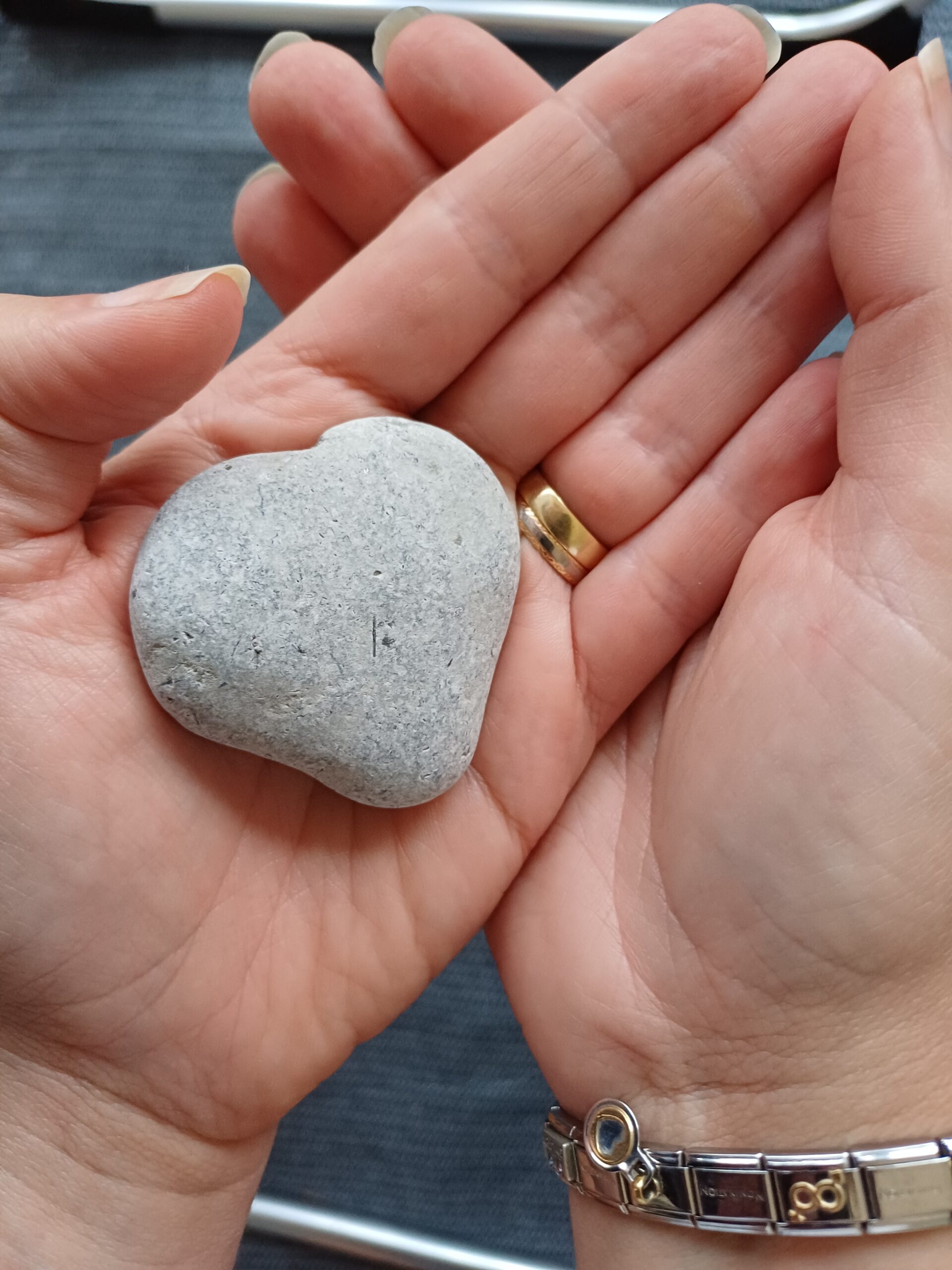 Start Händer som håller en hjärtformad sten och förmedlar värme och omtanke.